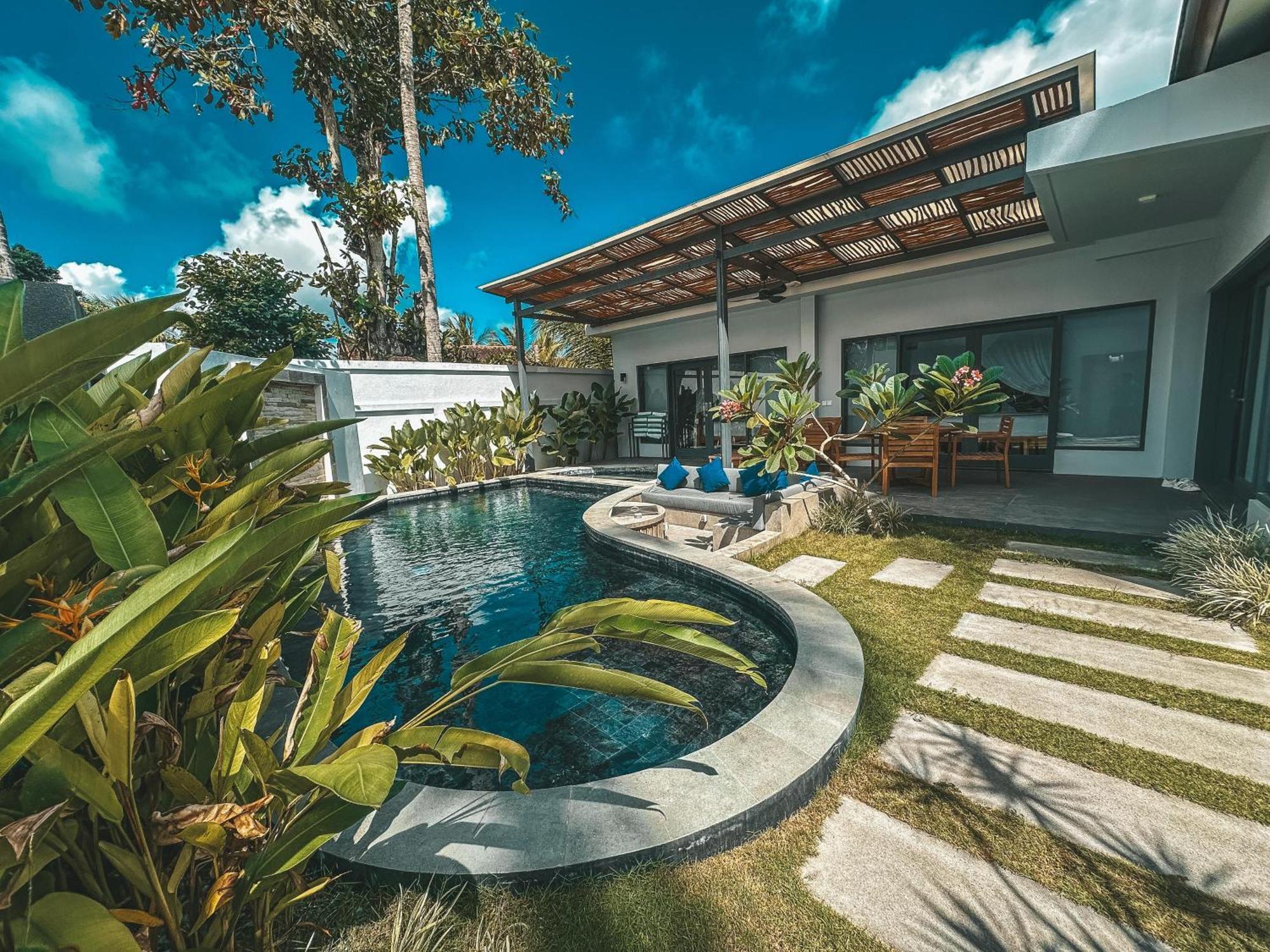 Tropik Resort Lombok Selong Belanak Exterior photo